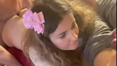 Reproducir La esposa rubia tetona folla a otro hombre frente a su esposo