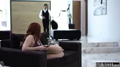 Jouer L'après-midi coquine de beau-père avec une belle-fille adolescente