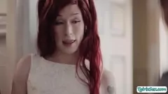 Abspielen Die sinnliche rothaarige Shemale Jenna gurgelt Deepthroats Stiefvaters massiven Schwanz in Dessous