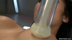 Abspielen Die vollbusige asiatische Schönheit wird von einer unerbittlichen Fickmaschine geknallt und spritzt hart mit einem riesigen Dildo