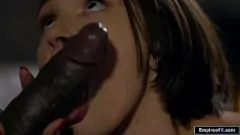 Jouer Natalie Porkman : une ado brune à la chatte rasée se fait baiser par un camarade de classe noir dans un sexe interracial hardcore