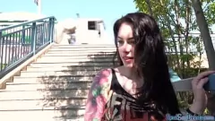 Afspelen Verleidelijk gothic meisje met tatoeages en inkt geeft een geweldige pijpbeurt in ruil voor geld in een openbare buitenomgeving