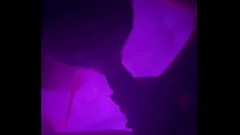 تشغيل وقحة شقراء تتمتع اللسان مشبع بالبخار في hottub والديها لأول مرة