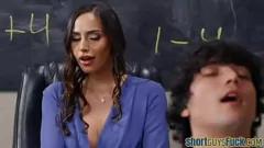 Abspielen Die freche brünette MILF-Professorin mit dem großen Hintern wird von ihrem kleinen Schüler wild gebumst