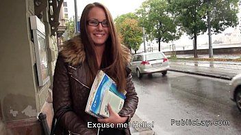 Reproduzir Está o tempo ruim lá fora e ela faz xvideos com o marido em casa
