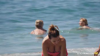 Jouer Compilation xxx avec modèle brésilien nue sur la plage