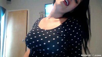 Jouer Donna indotta ad assumere costretta a fare video chat in Italia