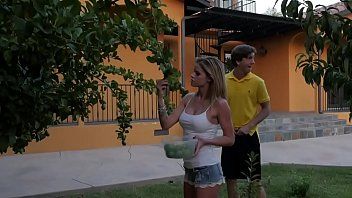 Afspelen Jessa rhodes gepenetreerd door een geile buurman met zijn pik erect
