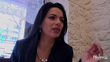 تشغيل دعاها العريس كوزمينا إلى الشرفة وإلى الفندق لممارسة الجنس