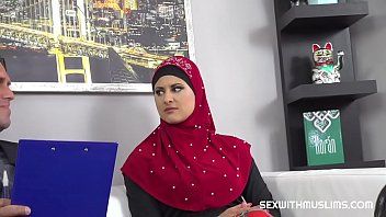 Reproducir La mujer musulmana besa apasionadamente cuando es contratada
