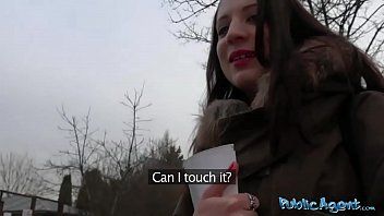 Abspielen Sie fickt ihre Nippel und diese Brünette wird nass