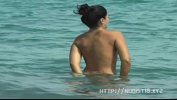 Afspelen Brunette gefilmd tijdens het bruinen in naakte kutjes xvideos