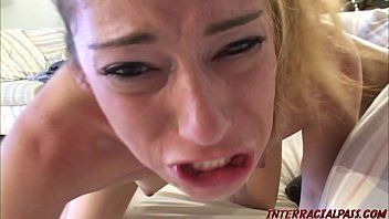 Afspelen De blondine wordt ondeugend gepenetreerd door een zwarte lul