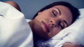 play Video con la jovencita caliente masturbándose por toda la casa