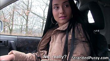 play Xxx met een kutje bereden met de auto wordt geneukt in de mond