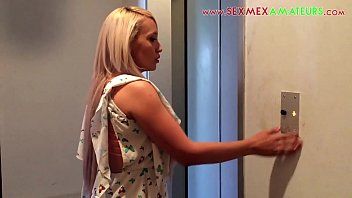 Reproducir La novia rubia la lame directamente en el ascensor