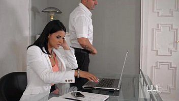 Reproduzir sexo com a secretária e o chefe no escritório depois do trabalho