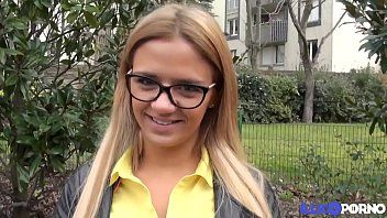 play un'adolescente sexy penetrata da due neri nella figa e nella gola