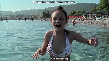 Odtwórz nasmaruj jej ciało olejem i uprawiaj z nią seks super dobrze na plaży na plaży