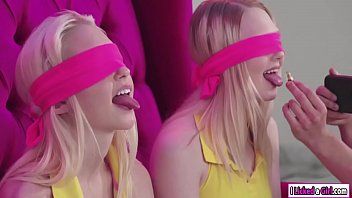 Jouer Des lesbiennes éjaculent sur des femmes