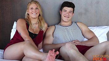 Afspelen Jonge onschuldige maagd van 18 jaar oud geneukt door een nymfomane student