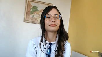 Reproducir La morena de culo grande practica sexo oral profundo con mucha saliva y esperma en la garganta