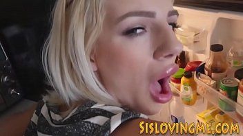 Abspielen Blonde Hure mit seinem Penis in ihrer Muschi glücklich gemacht
