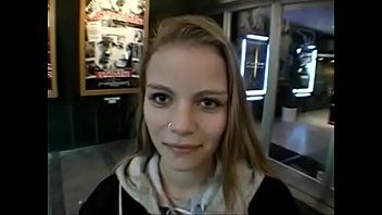 Abspielen Die Blondine masturbiert zum Entsetzen eines Mannes, der ihr Freund ist
