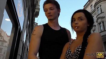 Redare Isi da curva unui barbat sa o futa ca n-are bani de mancare