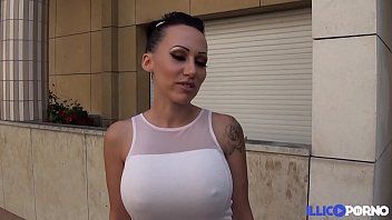 Odtwórz Je śniadanie z 60-letnim mężczyzną i ściąga na niego