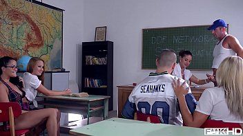 تشغيل الجنس الجماعي في الفصل مع النساء المثليات اللائي يرغبن أيضًا في قضيب الرجل