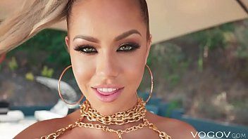 تشغيل تقوم الراقصة بالانقسام والتدليك بين أردافها xxx