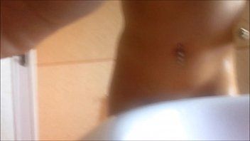Odtwórz Łapie ją, gdy się masturbuje, a potem bardzo brutalnie ciągnie