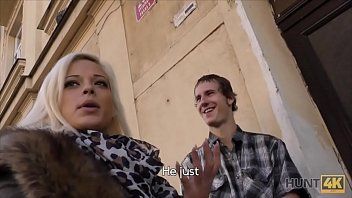 Play A blonde does fixed sex in her ass and pussy for money