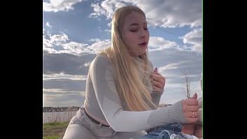 Abspielen Blonde Hure wird an ihrem Kopf festgehalten, um einem reifen Mann, der sie bezahlt, oralen Sex zu geben
