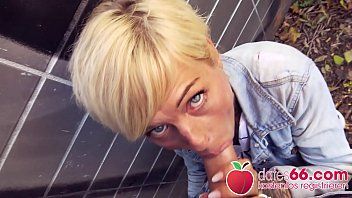 Abspielen Diese blonde Schlampe will mit ihrer Muschi in der Luft gefickt werden