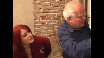 Jouer Il nonno che si scopa la nipote dai capelli rossi gli sta pisciando in gola