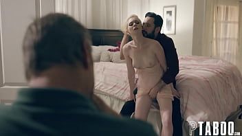 تشغيل إنها تمارس الجنس في مؤخرتها بشكل منحرف للغاية ولكن أيضًا في كس من قبل رجل ليس لديه قضيب