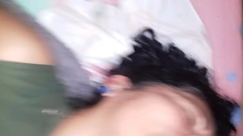 Afspelen Deze milf wil dat je alles in haar kont stopt