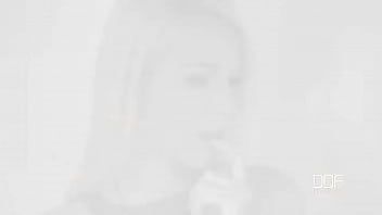 Reproducir Ella es conocida por la forma en que da xxx oral