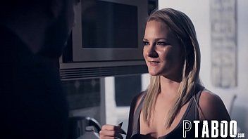 Abspielen Die luxuriöse junge Frau, die mit ihrem Fisch nach Hause zu einem passenden Männchen geht