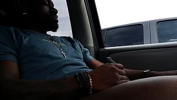 play Enfiando a língua na buceta da esposa em um estacionamento