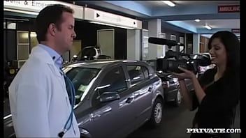 play O médico faz xxx com uma buceta pequena e bem depilada