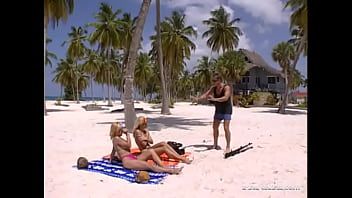 Reproducir Mujeres rusas grabadas con los pechos desnudos en la playa