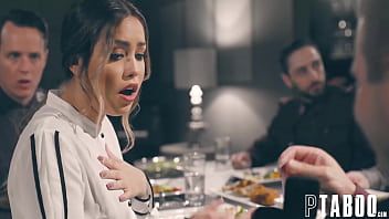 Reproducir Ella unta todo su cuerpo con lubricante y luego comienza a frotar su pene para sacárselo.