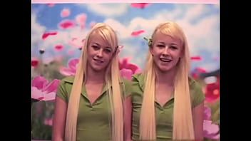 Redare Lesbience adolescente care fac un show foarte hot atingandu-se la pizdulice