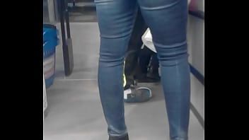 Abspielen Diese Dame mit den großen Brüsten trägt wunderschöne High Heels