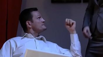 تشغيل يمص كس المرأة في منطقة المطبخ ثم يمارس الجنس معها في غرفة المعيشة على الأريكة