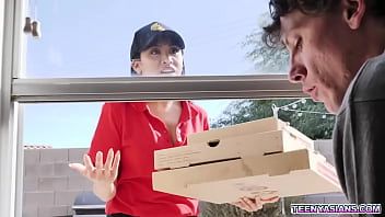 تشغيل يسلم البيتزا ولكنه يصنع أيضًا xxx للحصول على لقمة إضافية