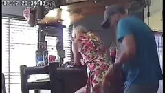 Afspelen Geheime camera legt schokkende hardcore ontmoeting met babysitter vast